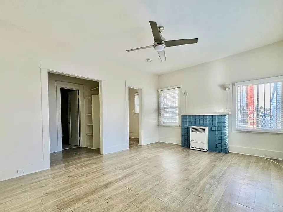 328 W 8th St