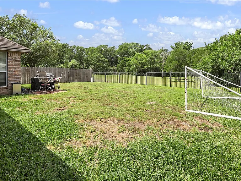 335 Robelmont Dr — Photo 23