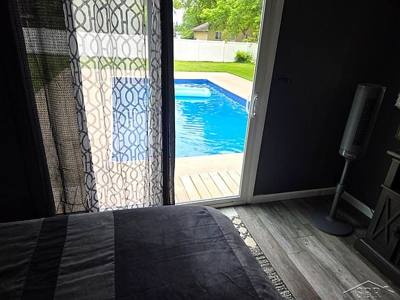4th image of 2878 Clayburn Rd