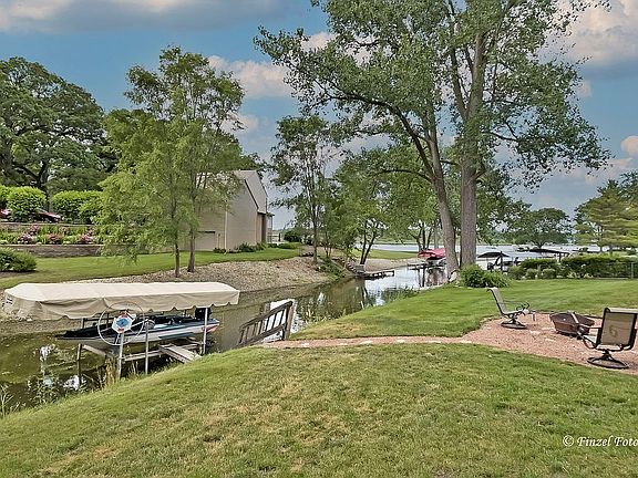 2nd image of 2952 Shorewood Dr
