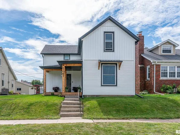 121 E Durant St, Walcott, IA 52773