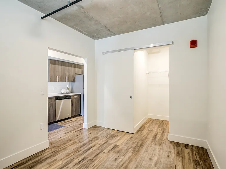 Dunn Motors Apartments — Photo 34