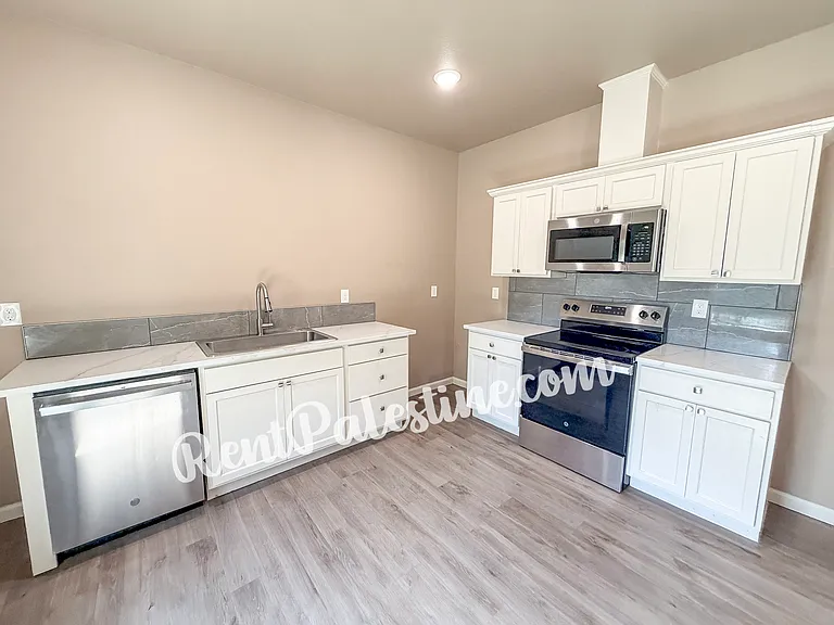 1305 Cummins St #1321 — Photo 3