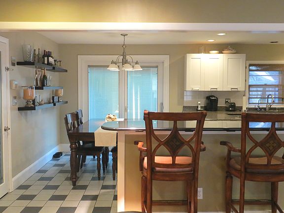4th image of 6 Forest Hill Dr