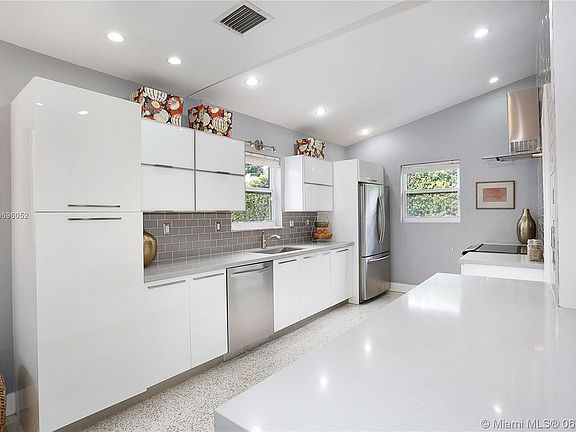 3rd image of 5040 SW 65th Ave