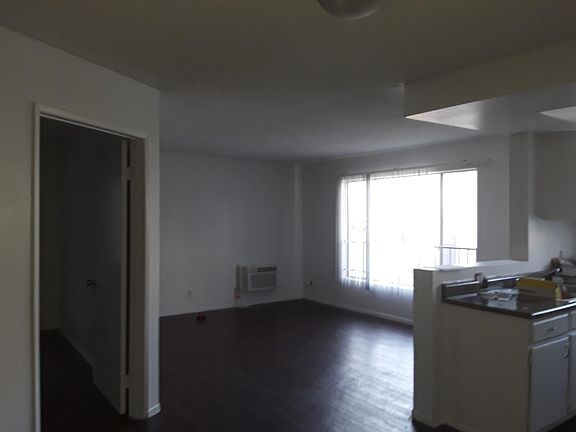 4th image of 2911 Leeward Ave #302