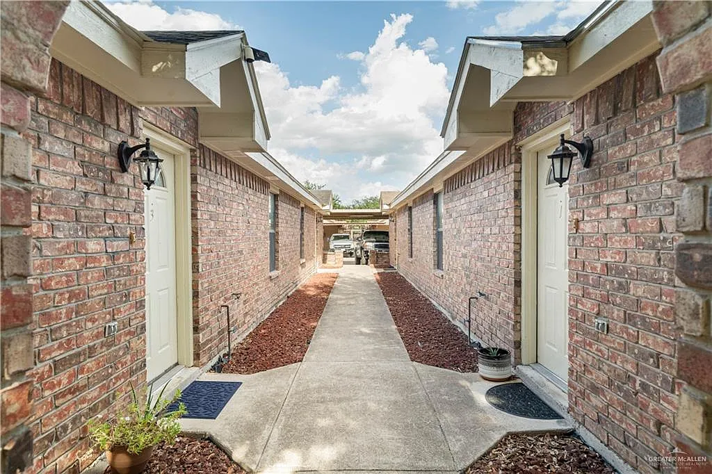 2 bed, 2.0 bath, 915 sqft, $800 — Photo 2