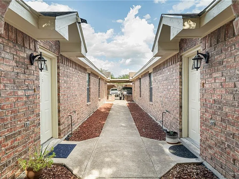 2100 Aruba Dr #1 — Photo 2