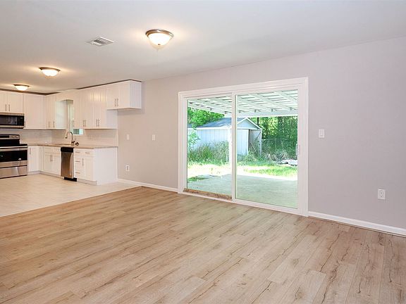 5th image of 415 Rosewood Dr