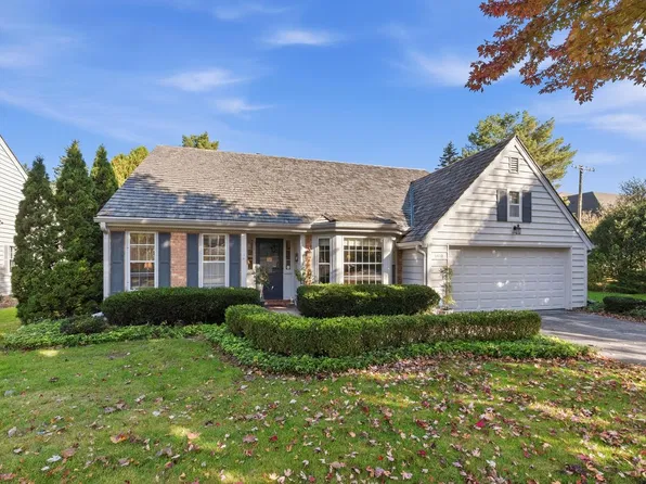 1410 W Westport CIRCLE, Mequon, WI 53092