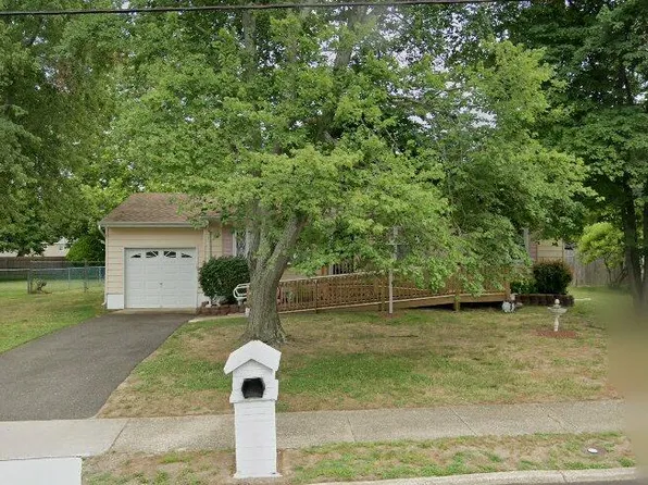 38 Brookside Dr, Howell, NJ 07731