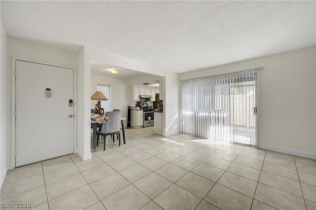 2 bed, 1.0 bath, 863 sqft, $1,050 — Photo 4