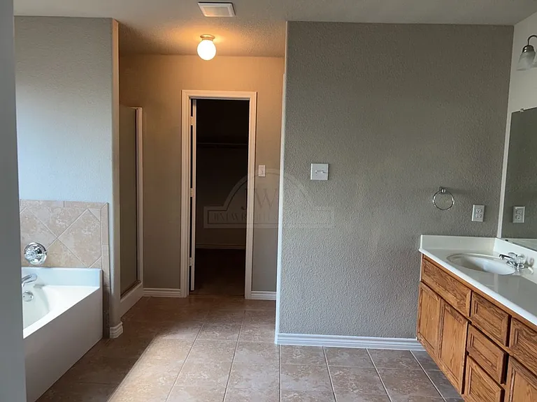 2604 Tarrant County Dr — Photo 19