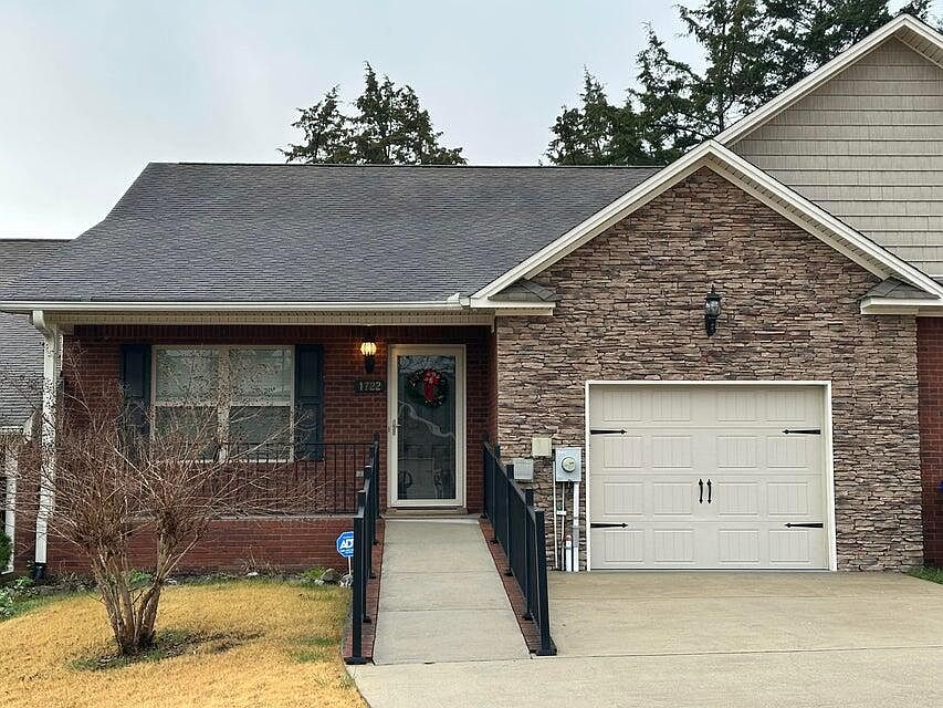 1st image of 1722 Chelsa Dr NE