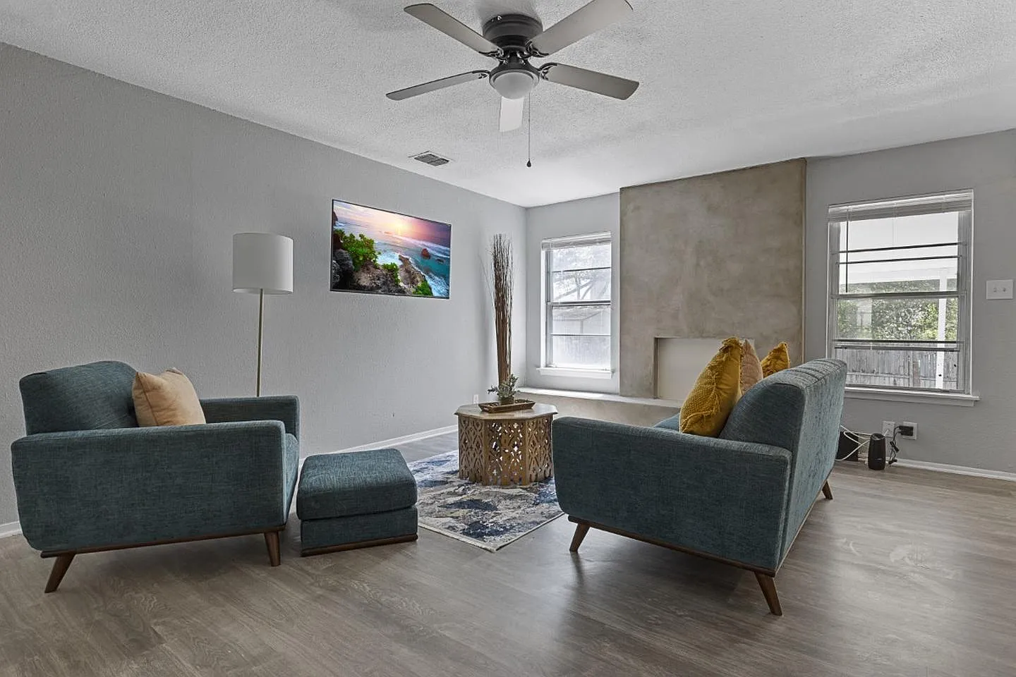 Stylish San Antonio Gem with Modern Updates and Curb Appeal — Photo 3