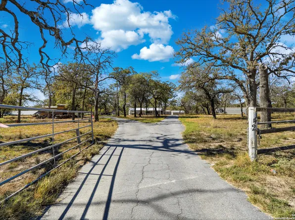 142 Lost Springs, Floresville, TX 78114