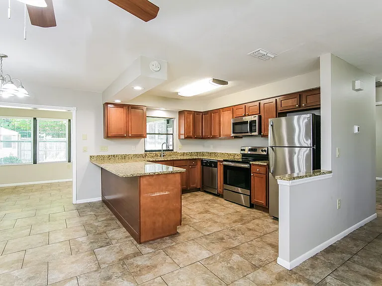 5286 Enfield Ave — Photo 7