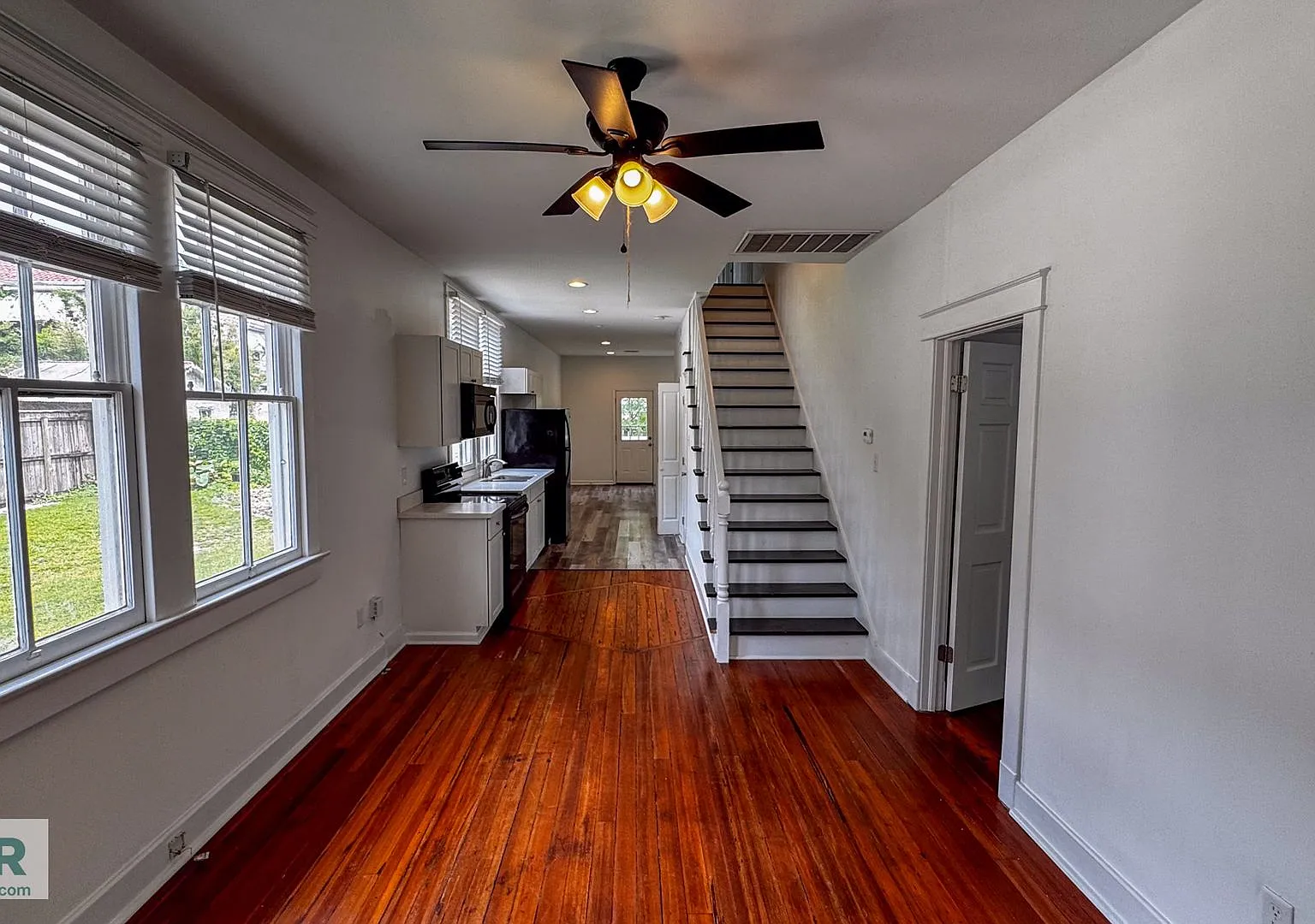 5bd/2ba Near Campus and Stadium! Available for 2026-2027! — Photo 2