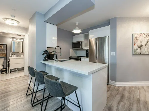2391 Central Park Dr #209, Oakville, ON L6H 0E4