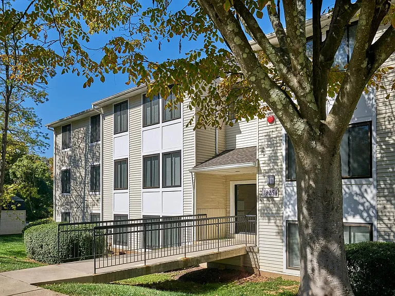 Seneca Place — Photo 32