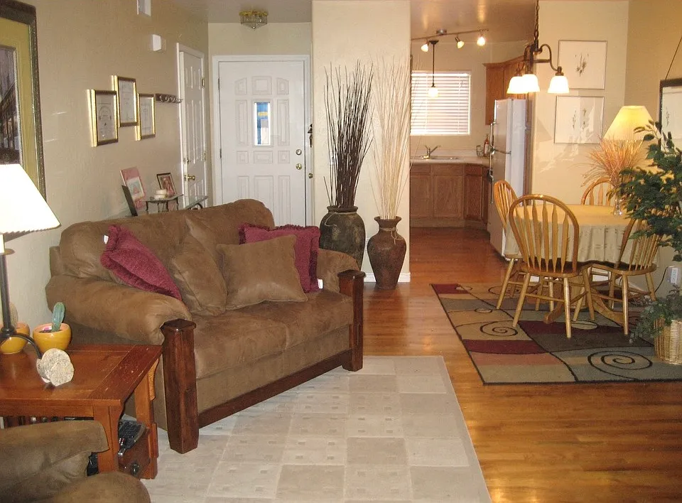 3 bed, 2.5 bath, 1270 sqft, $2,500 — Photo 3
