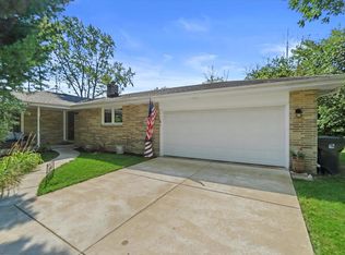 4701 W Knollwood Dr, Racine, WI 53403