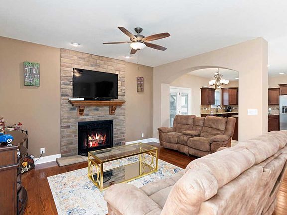 3rd image of 1725 Apache Way