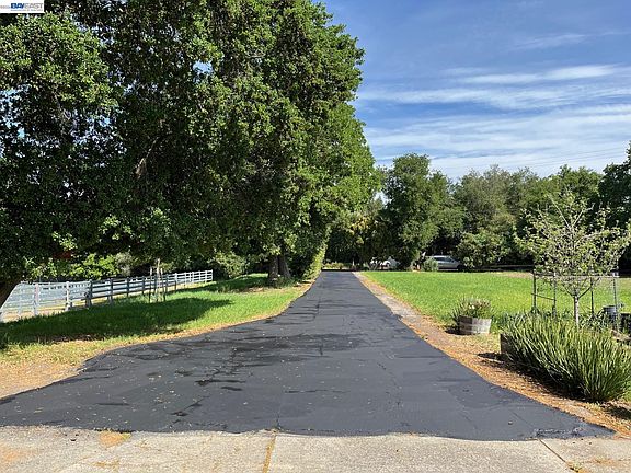 2nd image of 401 Pine Creek Rd