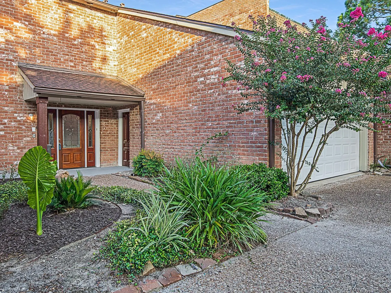 3 bed, 2.5 bath, 2368 sqft, $2,600 — Photo 2