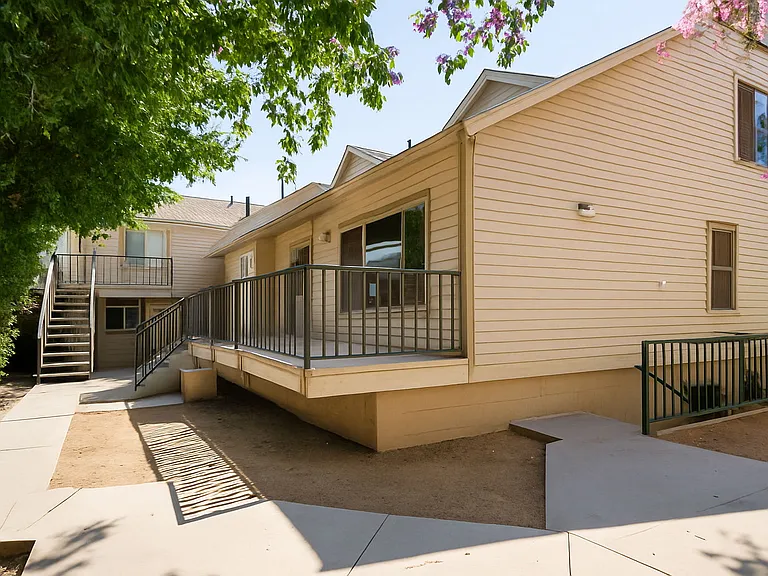 220 W Truslow Ave — Photo 38