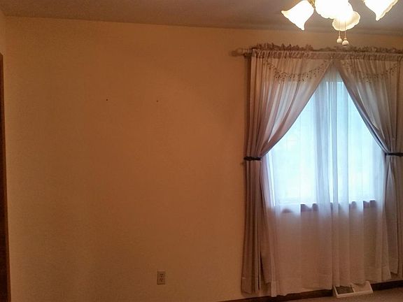 4th image of 10 Dogwood Ln