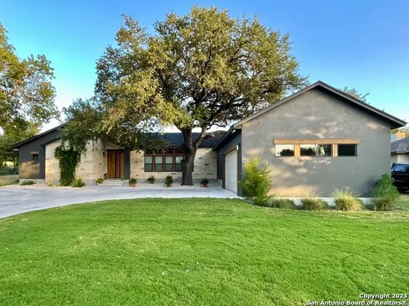 716 Jack Nickolaus Dr, Devine, TX 78016