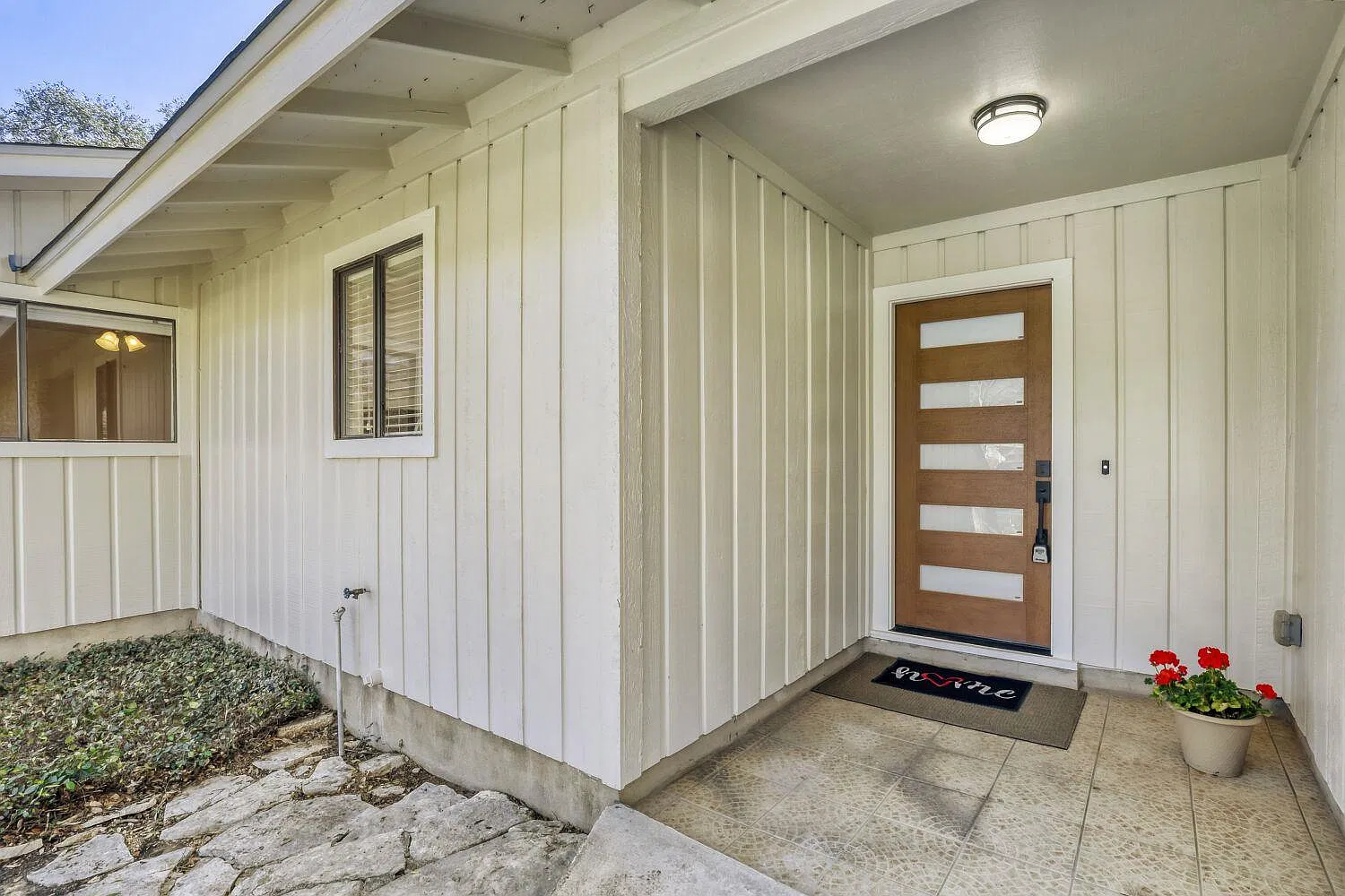 3 bed, 2.0 bath, 1643 sqft, $3,850 — Photo 3