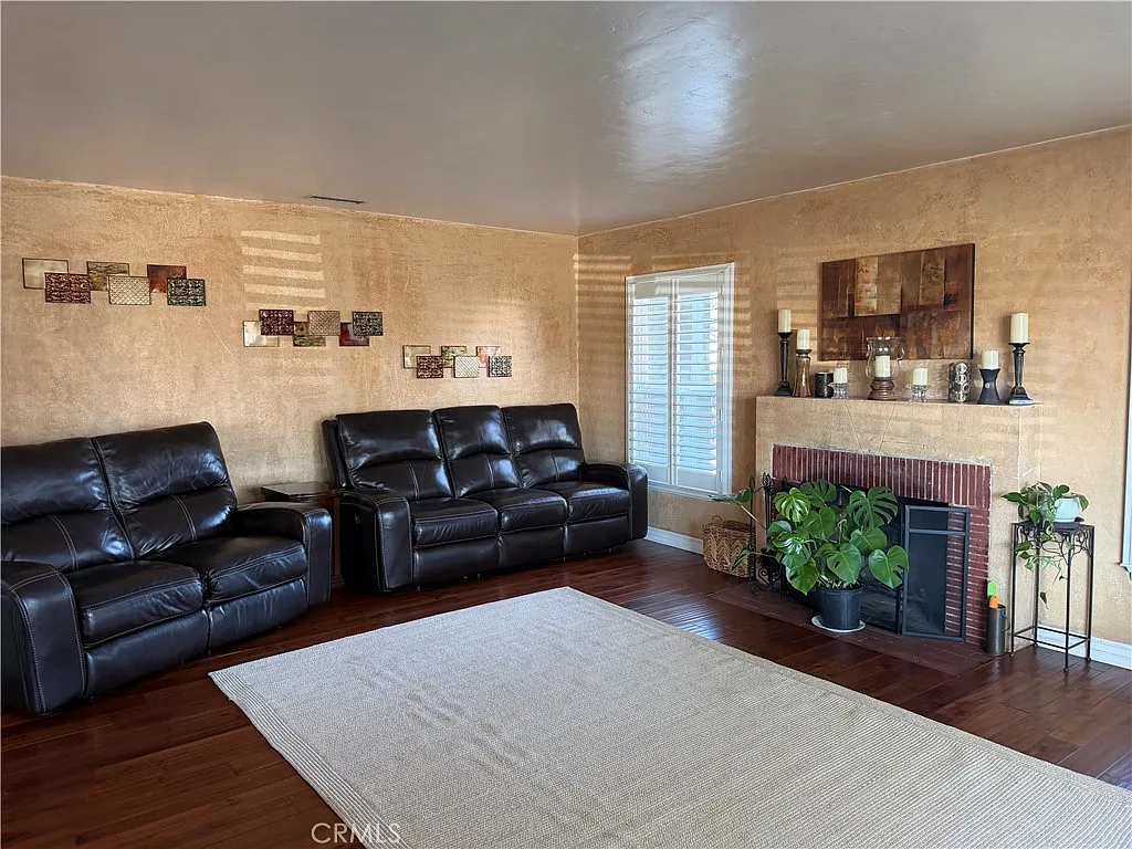 3 bed, 1993 sqft, $3,900 — Photo 3