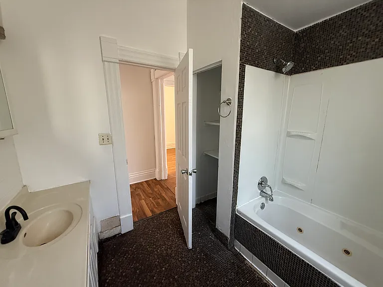 1033 S Oakley Blvd #2F — Photo 9