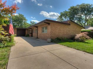 8221 Parkview Ave, Munster, IN 46321