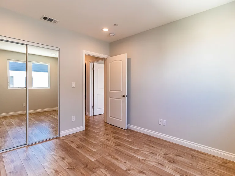 1737 S Longwood Ave — Photo 54