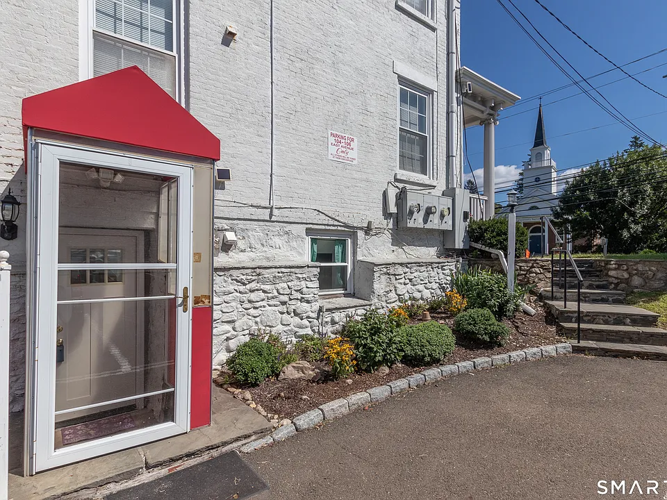104 East Ave #GROUND FLOOR