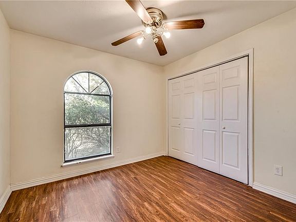 3rd image of 828 Levelland Dr
