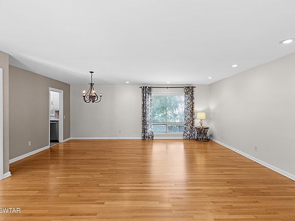 5th image of 581 Russell Rd