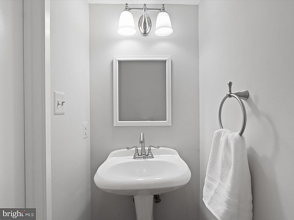 5th image of 10225 Blake Ln