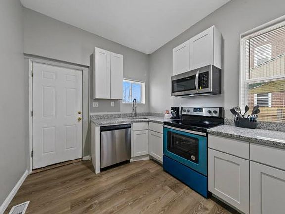 3rd image of 3005 Magnolia Ave