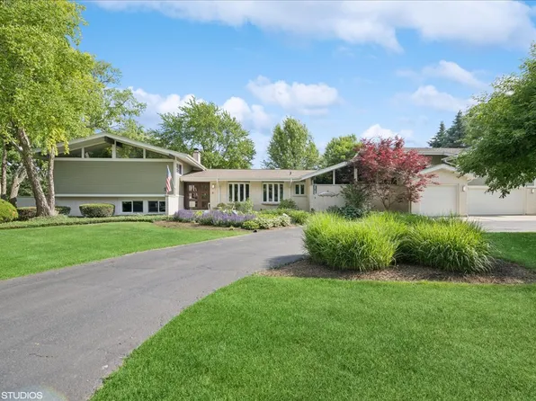 16 Lagoon Dr, Hawthorn Woods, IL 60047