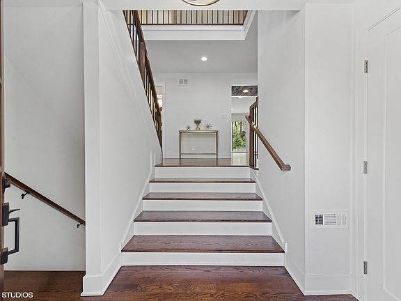 5th image of 16 W Birchwood Ave