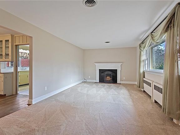 3rd image of 303 Dogwood Dr