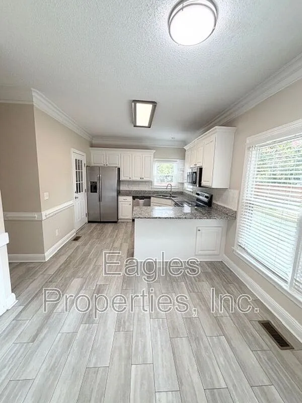 4 bed, 2.5 bath, 2400 sqft, $2,100 — Photo 4