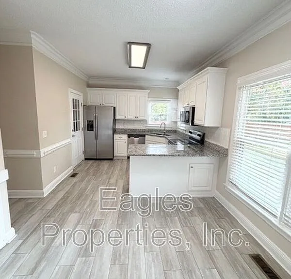 242 N Marion Dr — Photo 4