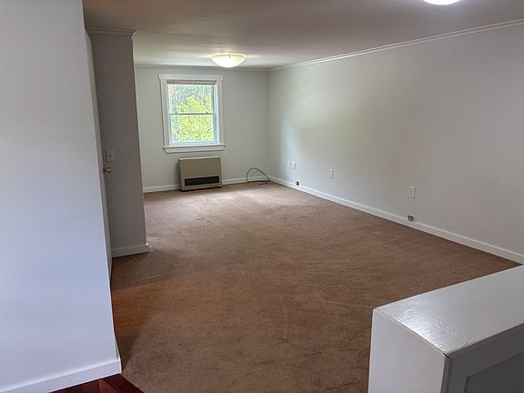 5th image of 975 Sanders Cir #1