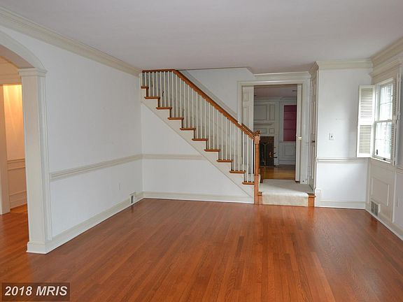 3rd image of 118 N Park Dr