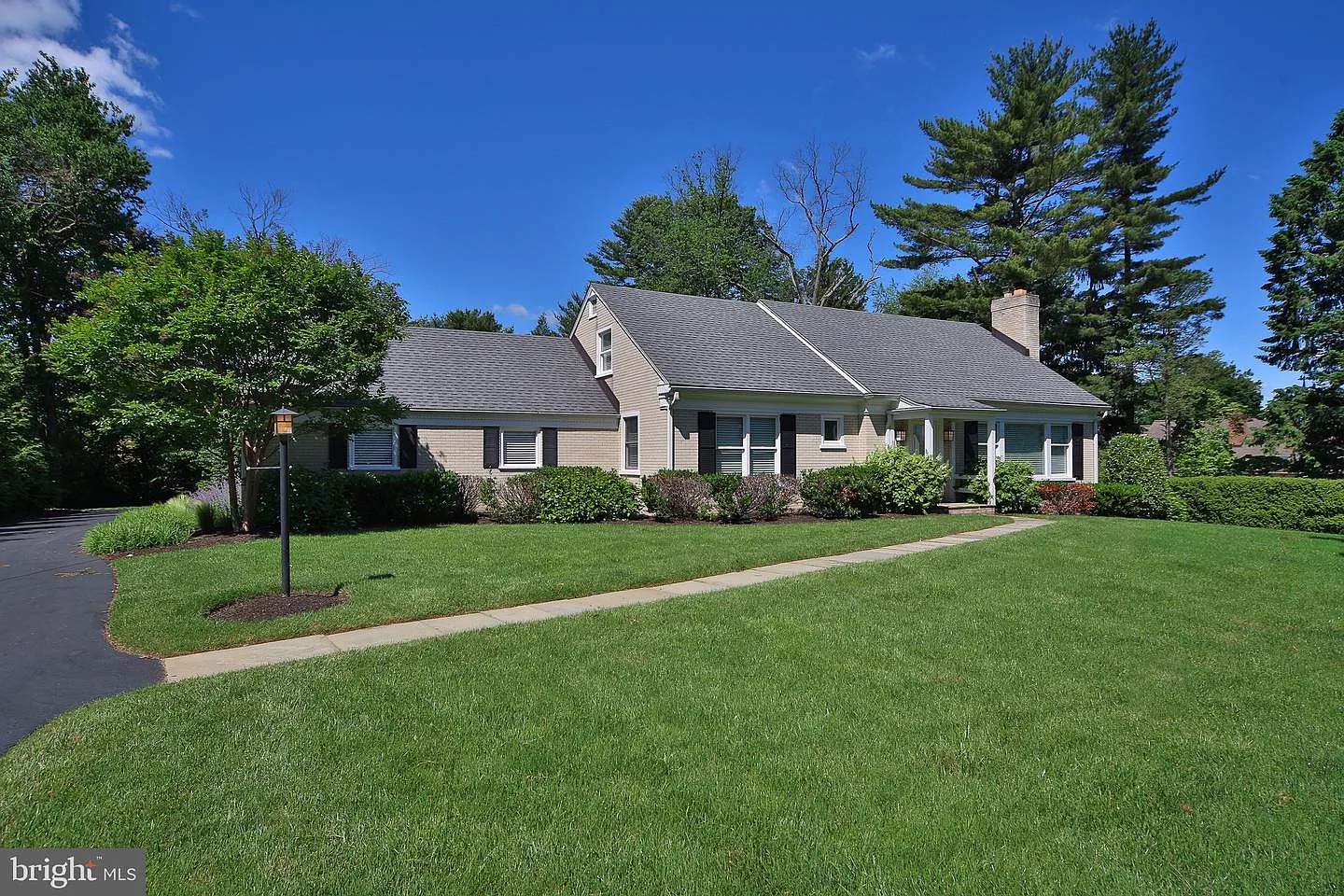300 Tower Ln photo 1